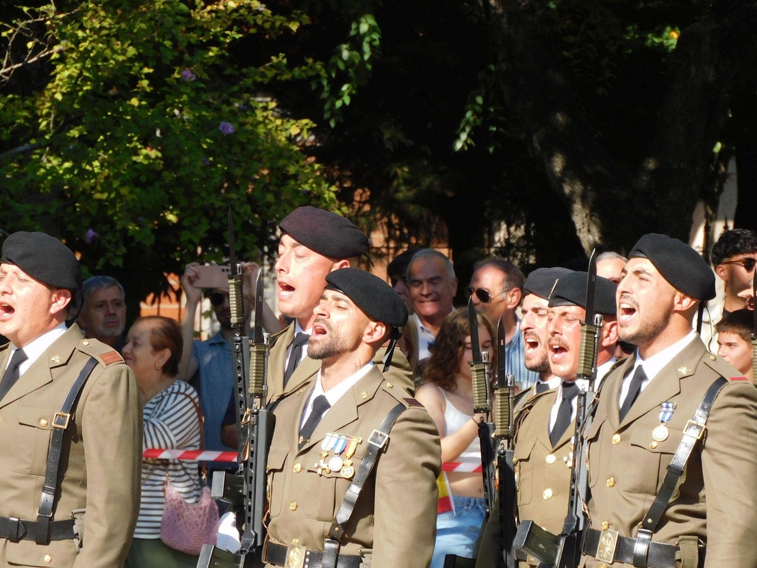 Unos 200 'jurandos' protagonizan una emotiva jura de bandera para personal civil