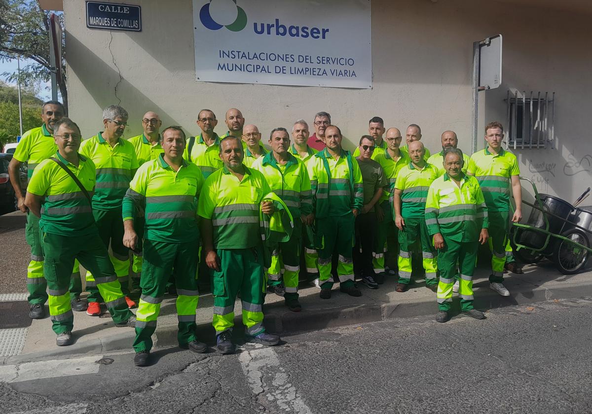 Los trabajadores concentrados junto a las instalaciones de Urbaser