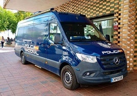 El furgón policial a las puertas de La Gota