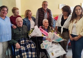Victoria Gómez sopla las velas de su 100 cumpleaños