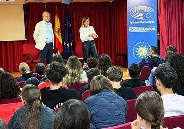 La eurodiputada Elena Nevado visita el IES Zurbarán como Escuela Embajadora del Parlamento Europeo