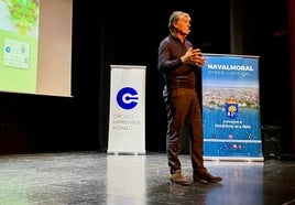 Toni Nadal sobre el escenario de teatro