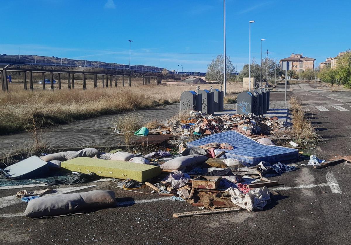 La basura se acumula en varios puntos de la urbanización
