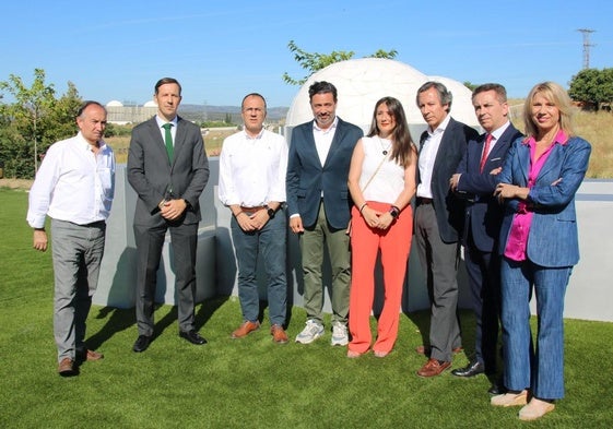 Dirigentes y representantes populares en una visita a Almaraz