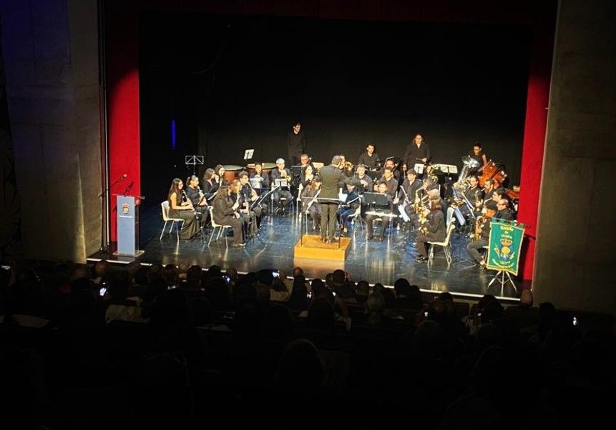 La banda anfitriona en plena interpretación