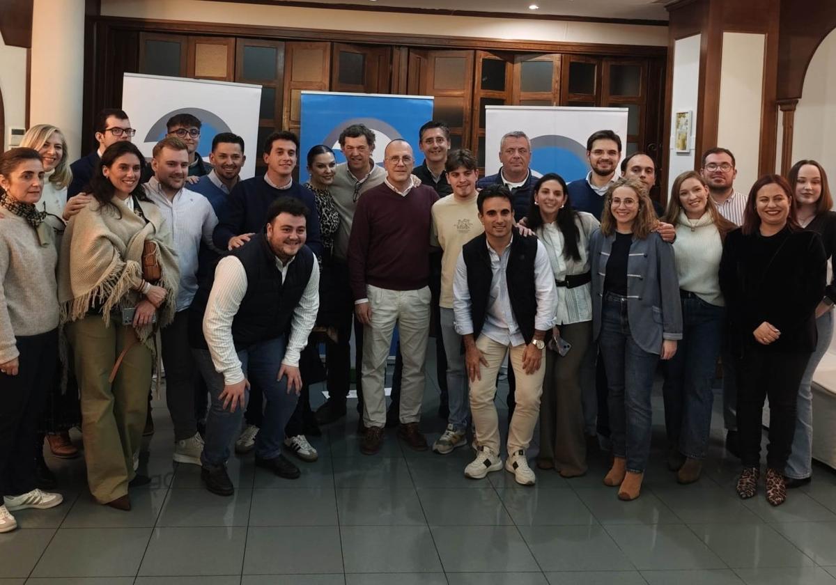 Jóvenes y representantes institucionales reunidos en Navalmoral