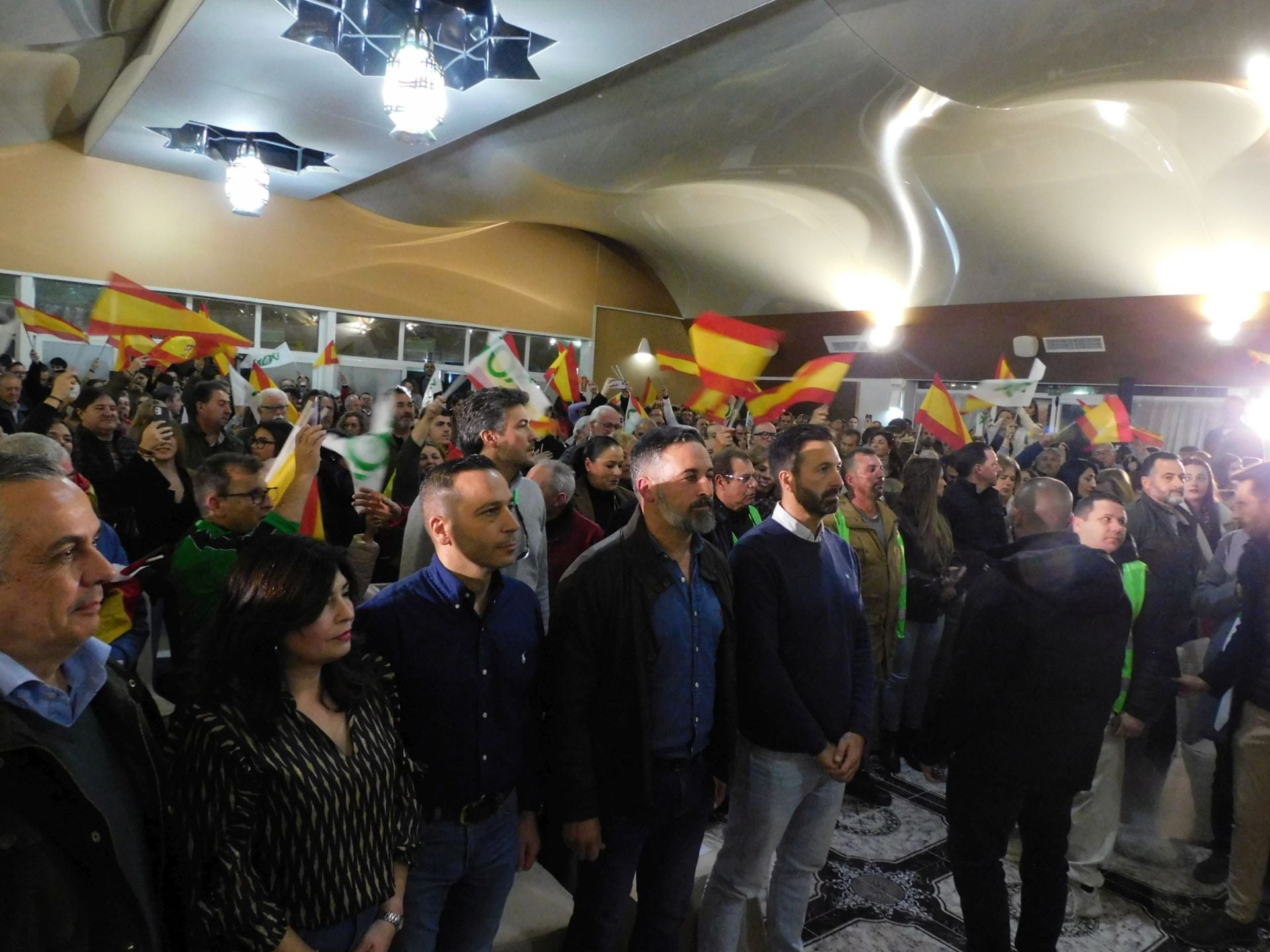Abascal entre Óscar Fernández y el concejal moralo Jorge Martín al término del acto