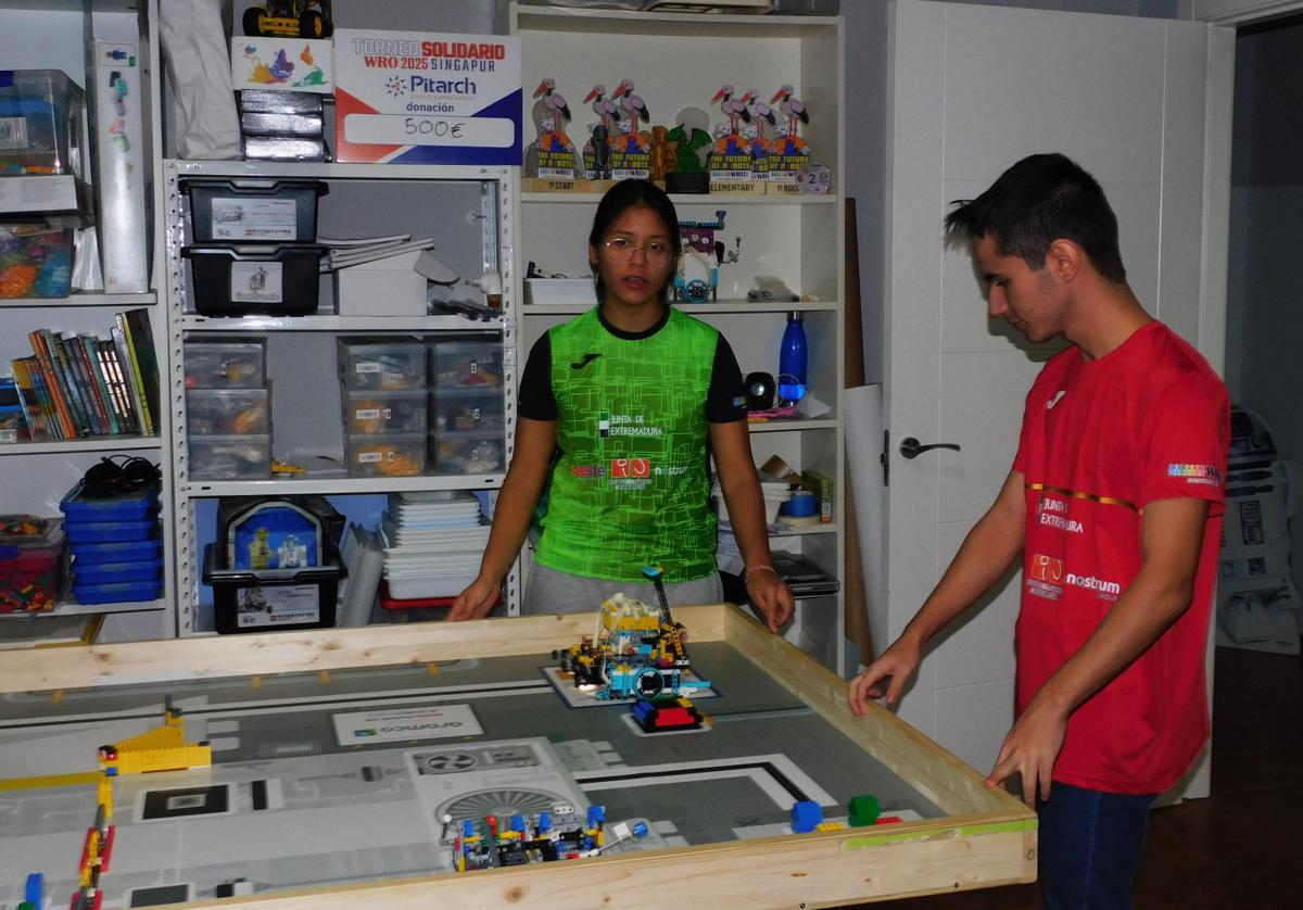 Samira y Alejandro muestran el robot con el que competirán en Singapur