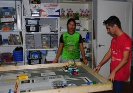 Samira y Alejandro muestran el robot con el que competirán en Singapur