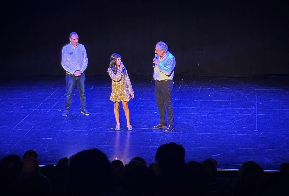 Música y humor 'adelantan' la fiesta en el primer festival navideño