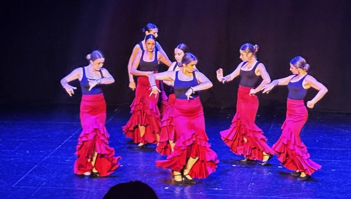 Música y humor 'adelantan' la fiesta en el primer festival navideño