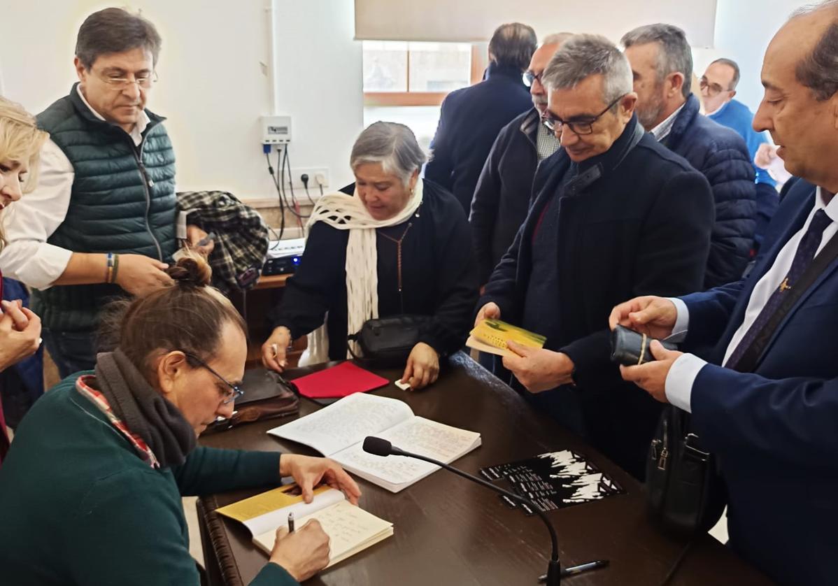 Firma de ejemplares por parte del autor