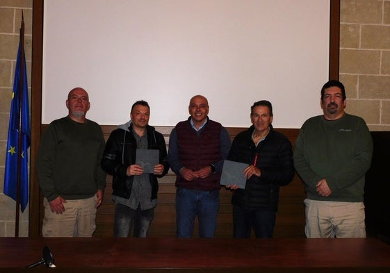 Los ganadores junto al alcalde y a los organizadores tras recibir sus premios