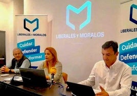 Nuria Camacho, secretaria general de Liberales, en el centro