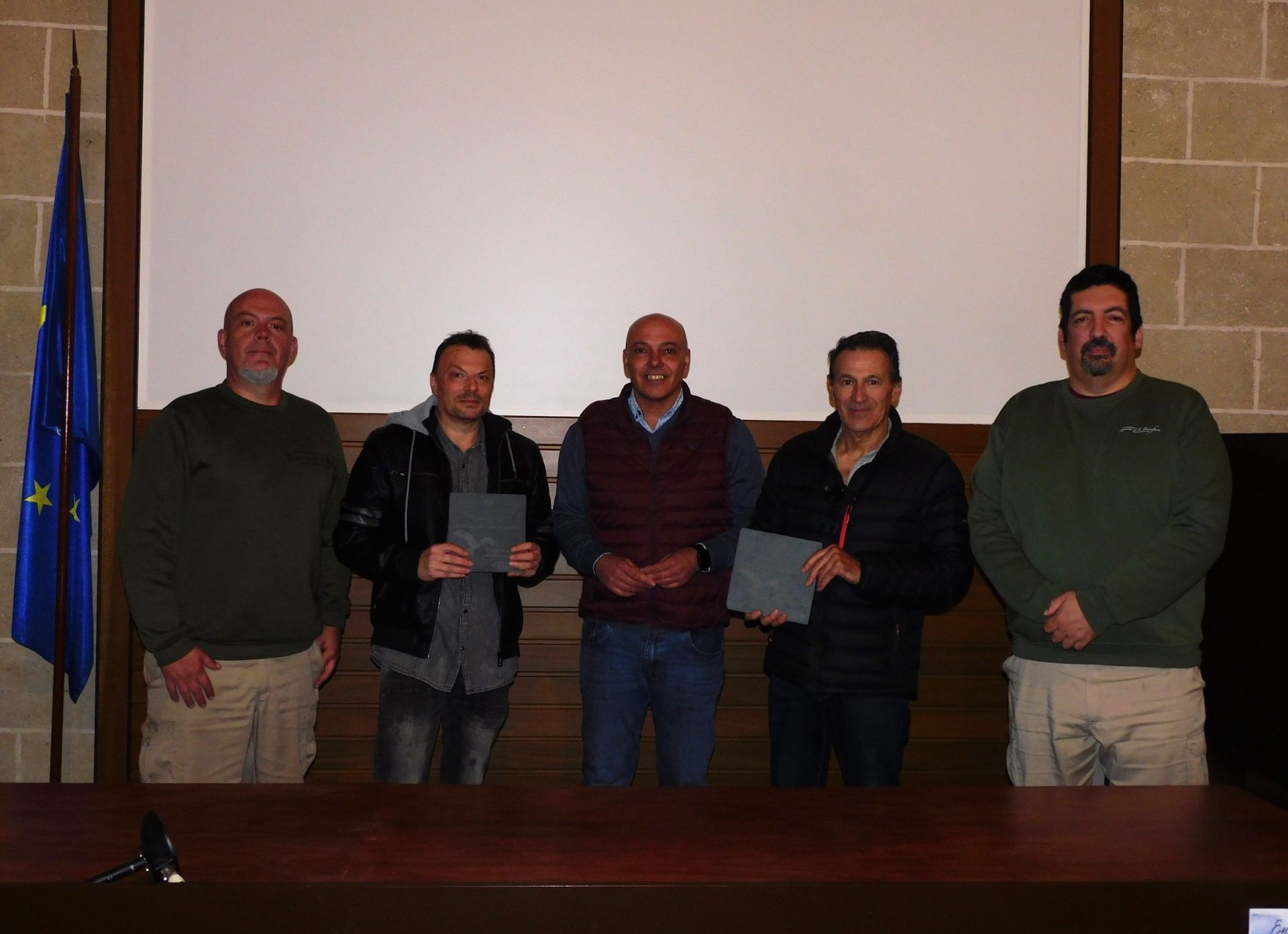 Gelpi, segundo por la izquierda, con el alcalde, los organizadores y el ganador del accésit