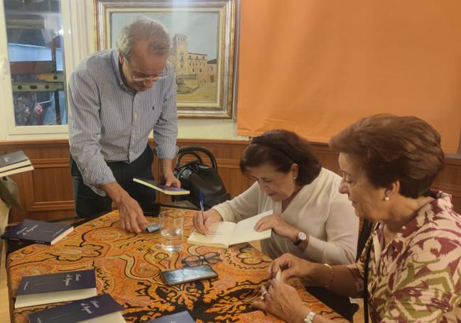 Teresa Jaraquemada firmando ejemplares de su libro