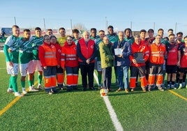 Voluntarios de Cruz Roja en el centro del campo del municipal