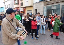 Escolares cantando villancicos por la zona peatonal