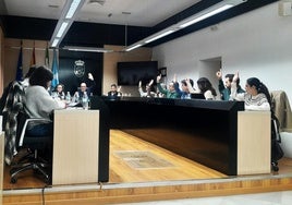 Paula González, a la derecha, ha estrenado ubicación en el pleno