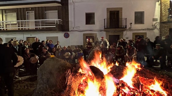 Los villancicos y la lumbre reúnen a vecinos y visitantes en Bohonal de Ibor