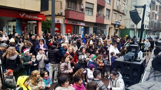 Campanadas infantiles en el peatonal con frío y niebla