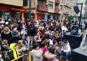 Campanadas infantiles en el peatonal con frío y niebla