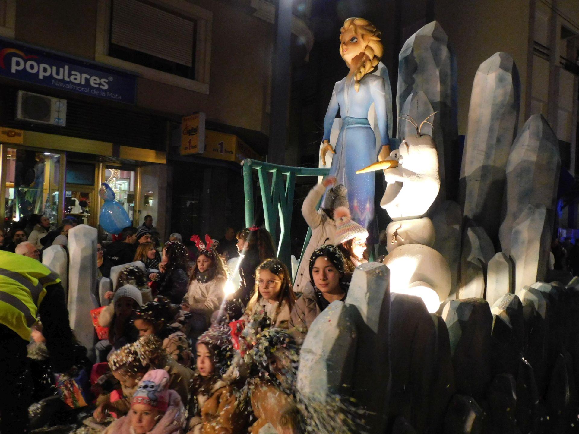 La cabalgata de los Reyes Magos y los regalos despiden la Navidad