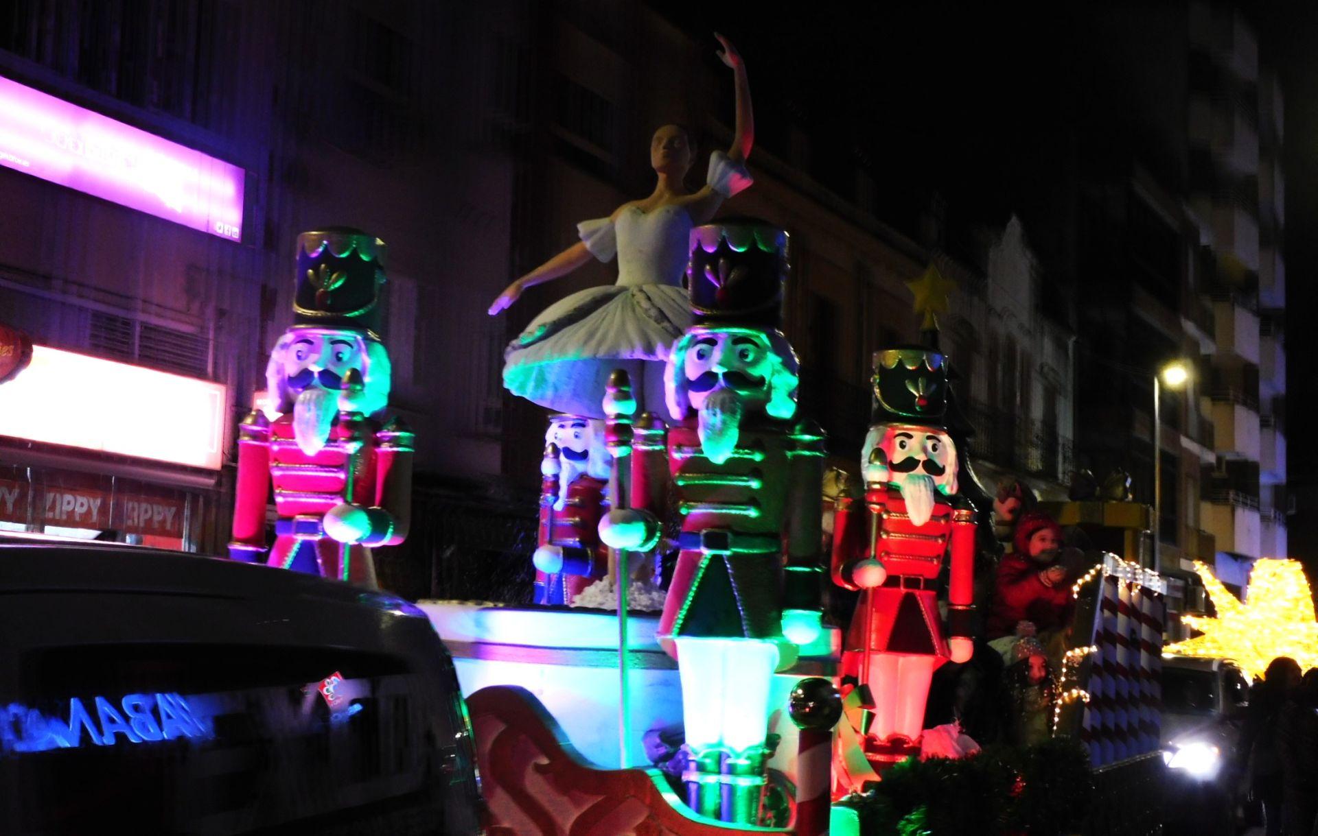 La cabalgata de los Reyes Magos y los regalos despiden la Navidad