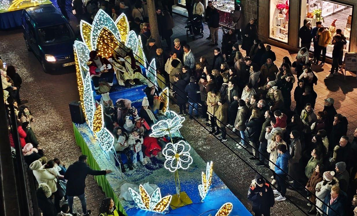 La cabalgata de los Reyes Magos y los regalos despiden la Navidad