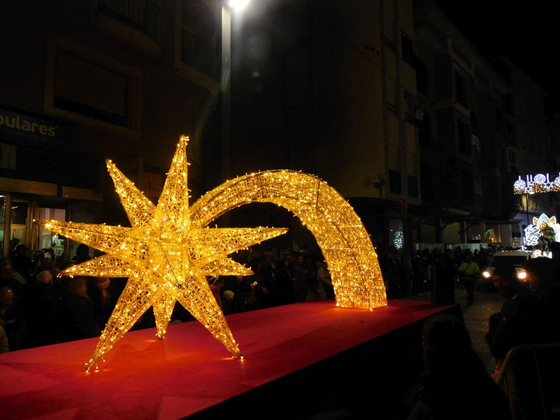 La cabalgata de los Reyes Magos y los regalos despiden la Navidad