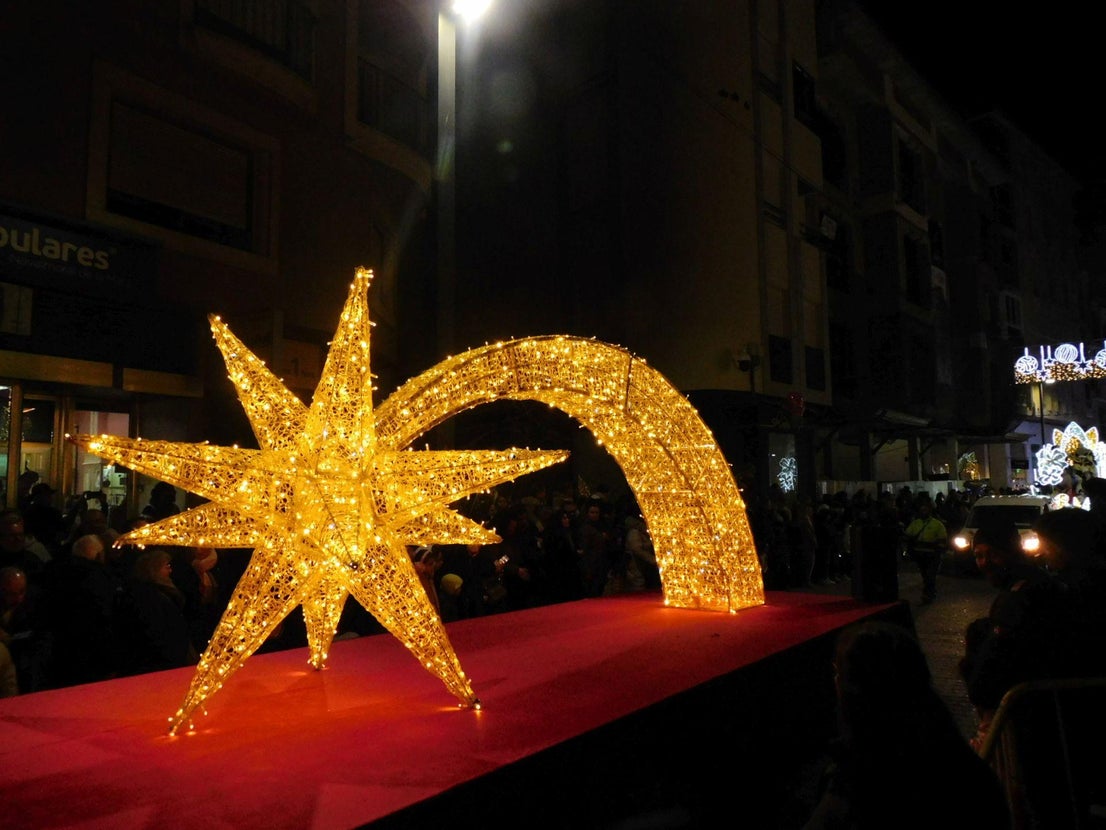 La cabalgata de los Reyes Magos y los regalos despiden la Navidad