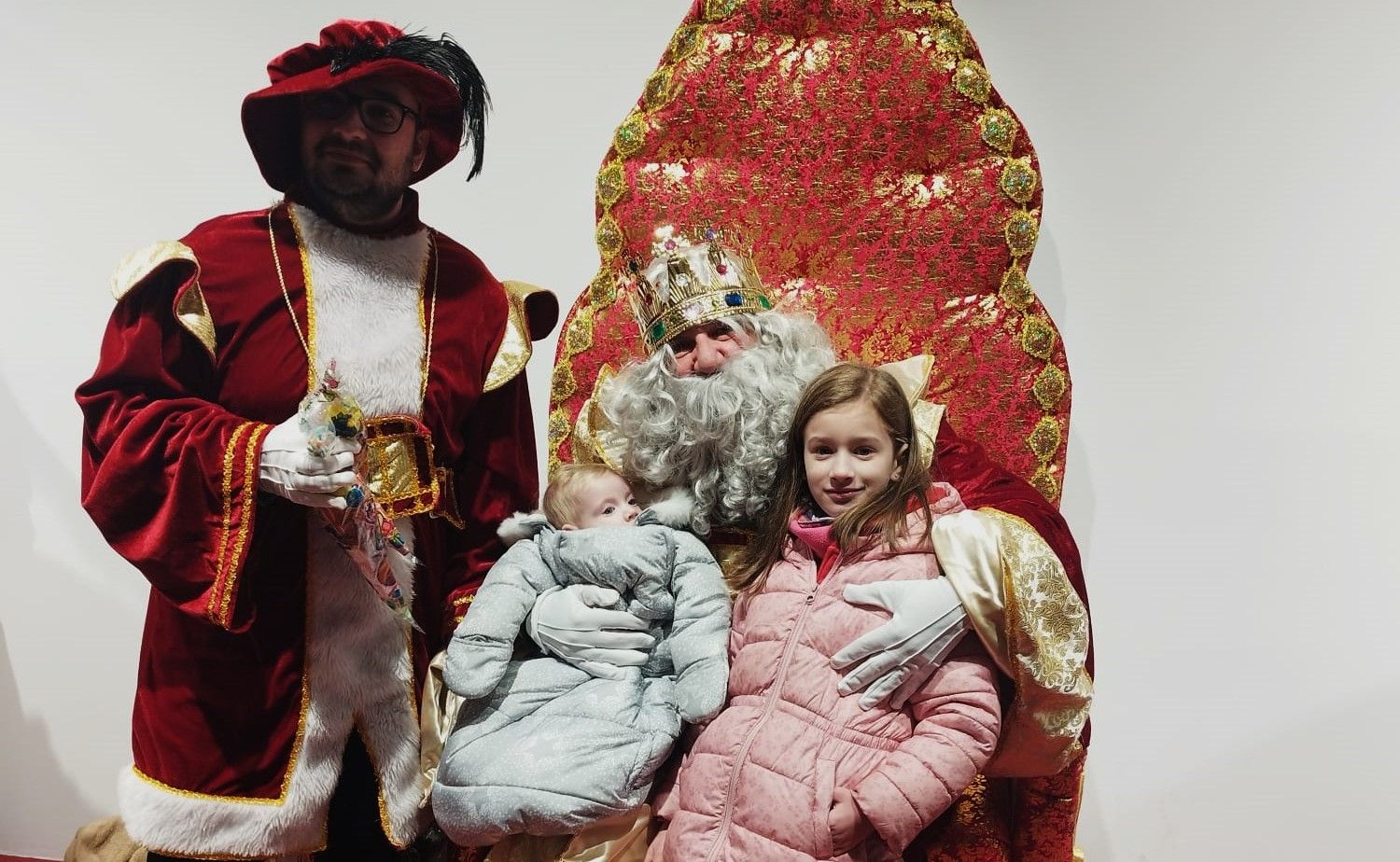 La cabalgata de los Reyes Magos y los regalos despiden la Navidad