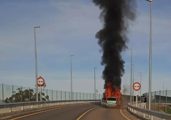 Un vehículo sale ardiendo en la carretera Nacional V
