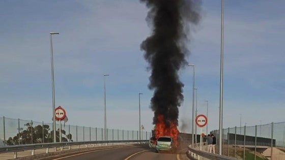 Un vehículo sale ardiendo en la carretera Nacional V