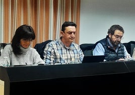 Roberto García, en el centro, en el pleno ordinario de diciembre