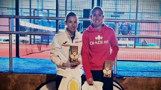 Las hermanas Fernández, campeonas regionales de pádel