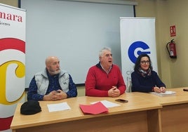 Ramón Barbado, en el centro, durante la asamblea