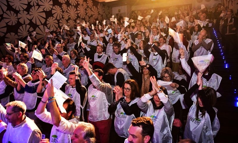 El público llenó el teatro y la casa de la cultura
