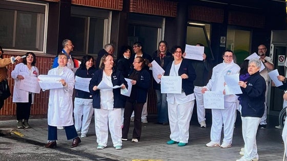 Los celadores del hospital piden mejorar sus condiciones laborales