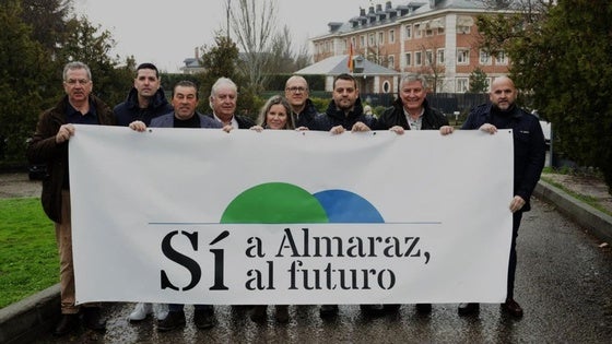 Alcaldes del entorno entregan una carta dirigida a Pedro Sánchez para evitar el cierre de la central nuclear