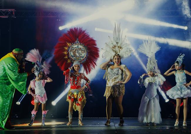 King África hizo cantar y bailar a reinas y damas