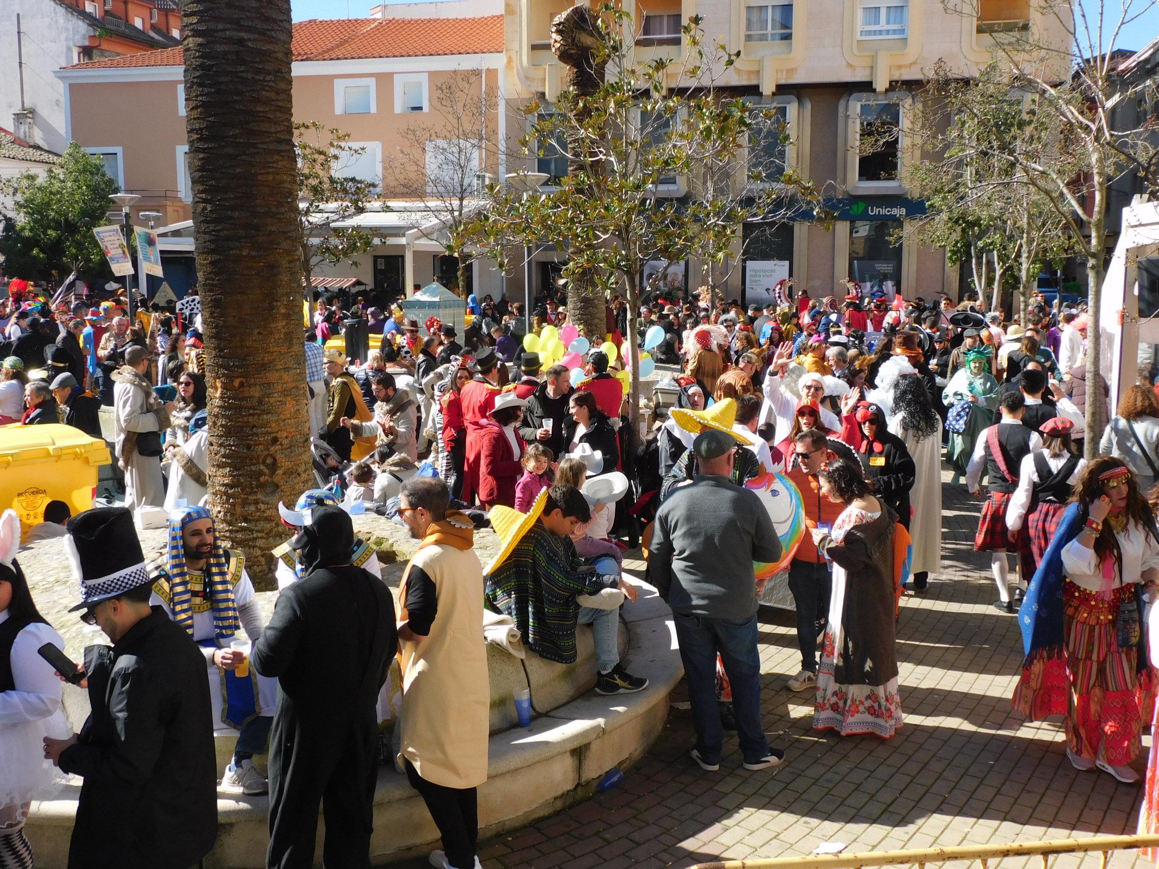 Cerca de 150 grupos pasan por el 'Cómete el Carnavalmoral'