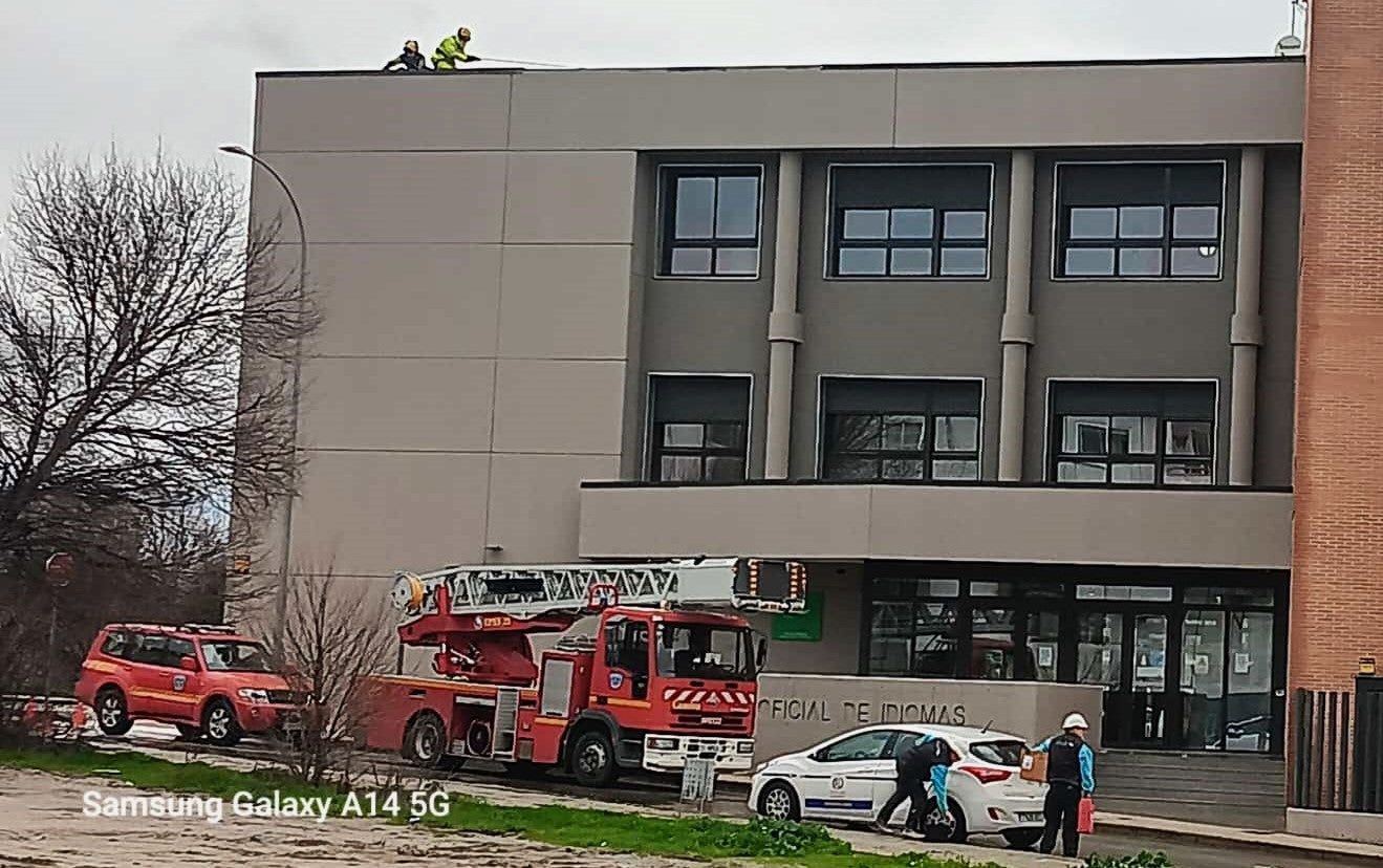 Los bomberos en lo alto del edificio de la EOI