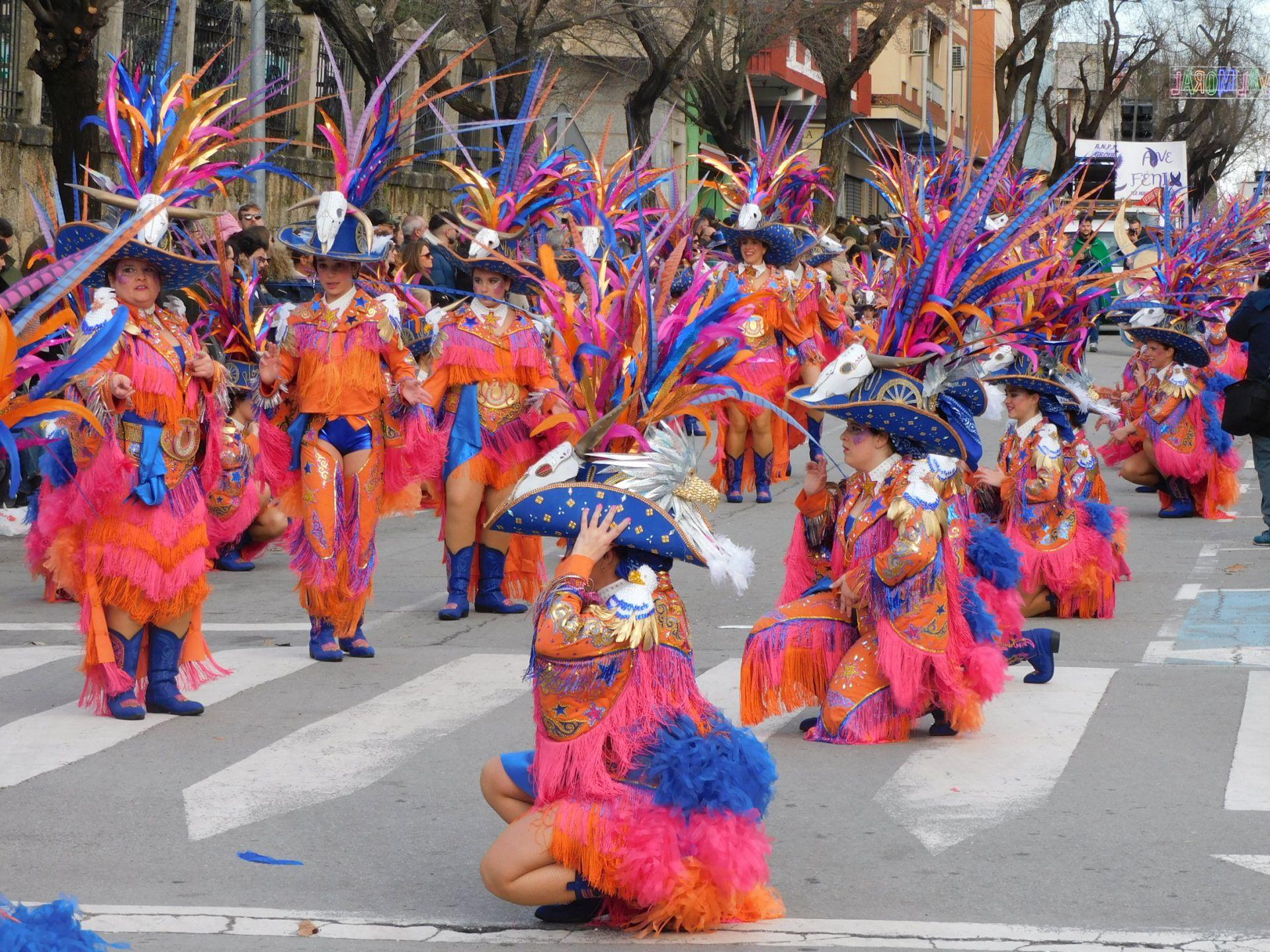 Carrozas y comparsas brillan en el primer desfile del Carnaval