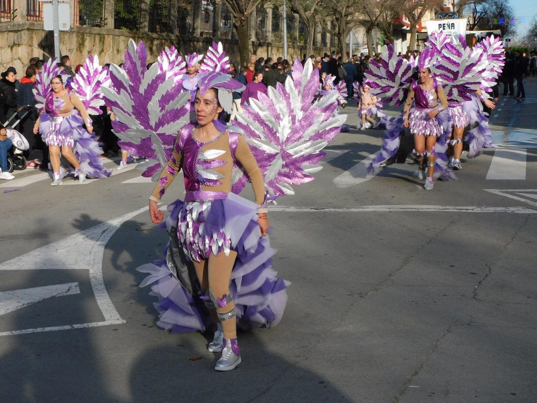 Carrozas y comparsas brillan en el primer desfile del Carnaval