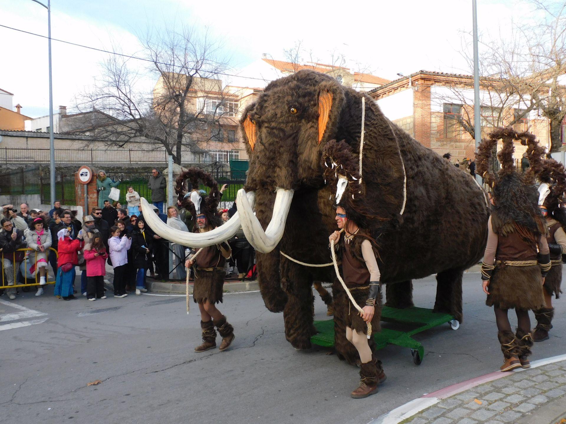 Carrozas y comparsas brillan en el primer desfile del Carnaval