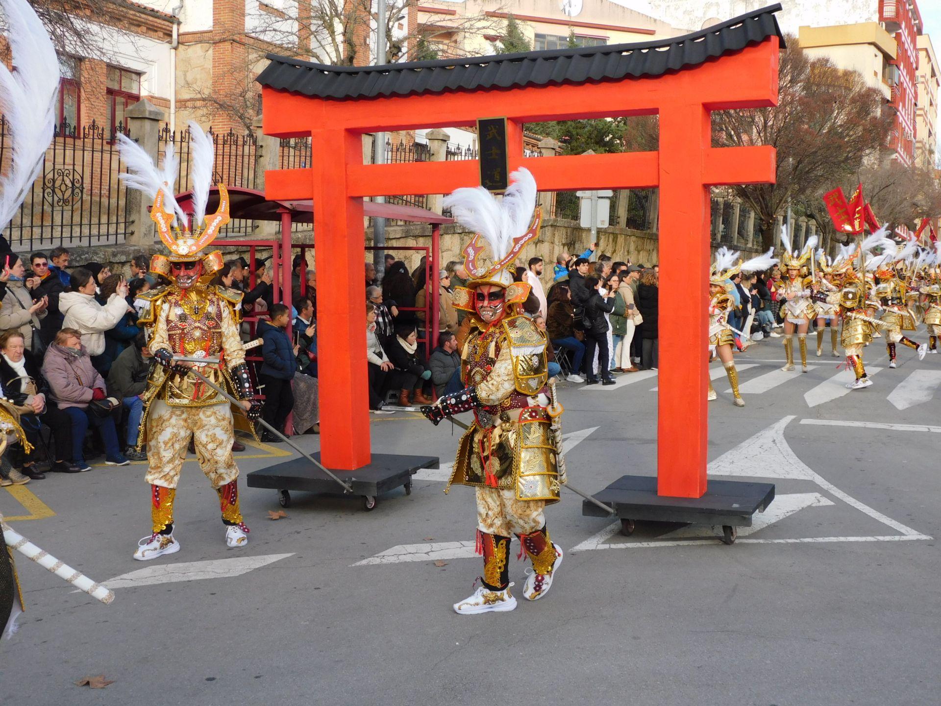 Carrozas y comparsas brillan en el primer desfile del Carnaval