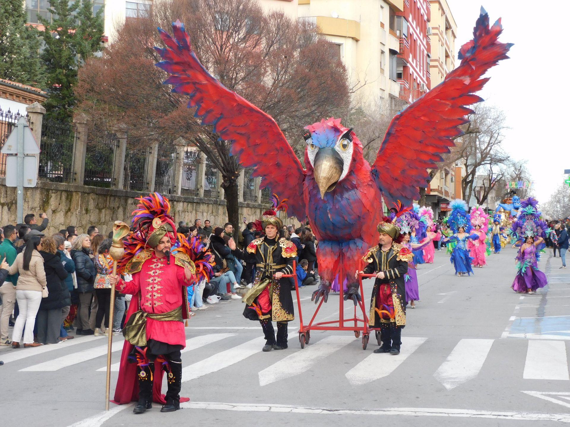 Carrozas y comparsas brillan en el primer desfile del Carnaval