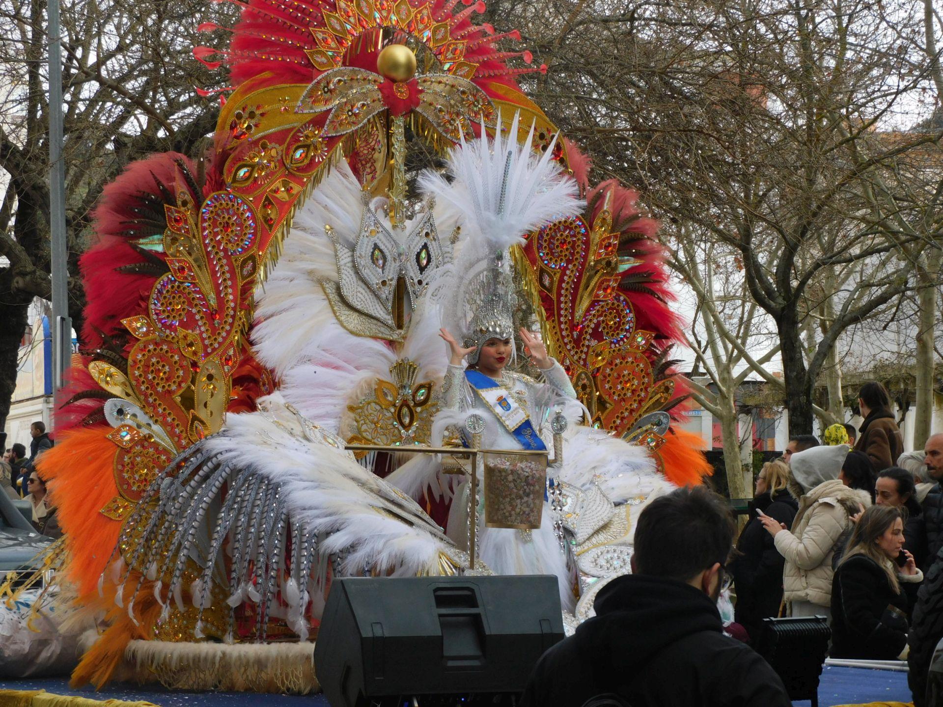 Carrozas y comparsas brillan en el primer desfile del Carnaval