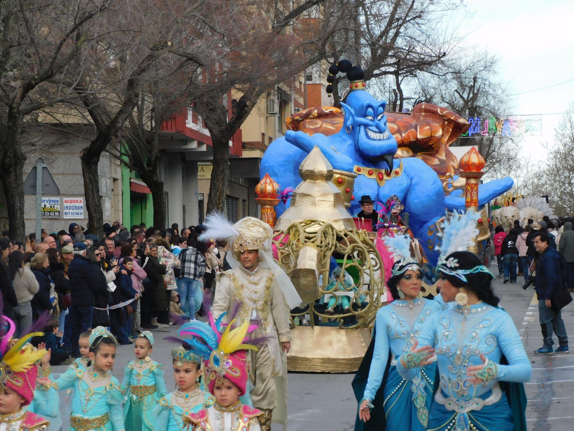 Carrozas y comparsas brillan en el primer desfile del Carnaval